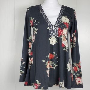 Daytrip floral long sleeved lace v neck top size small